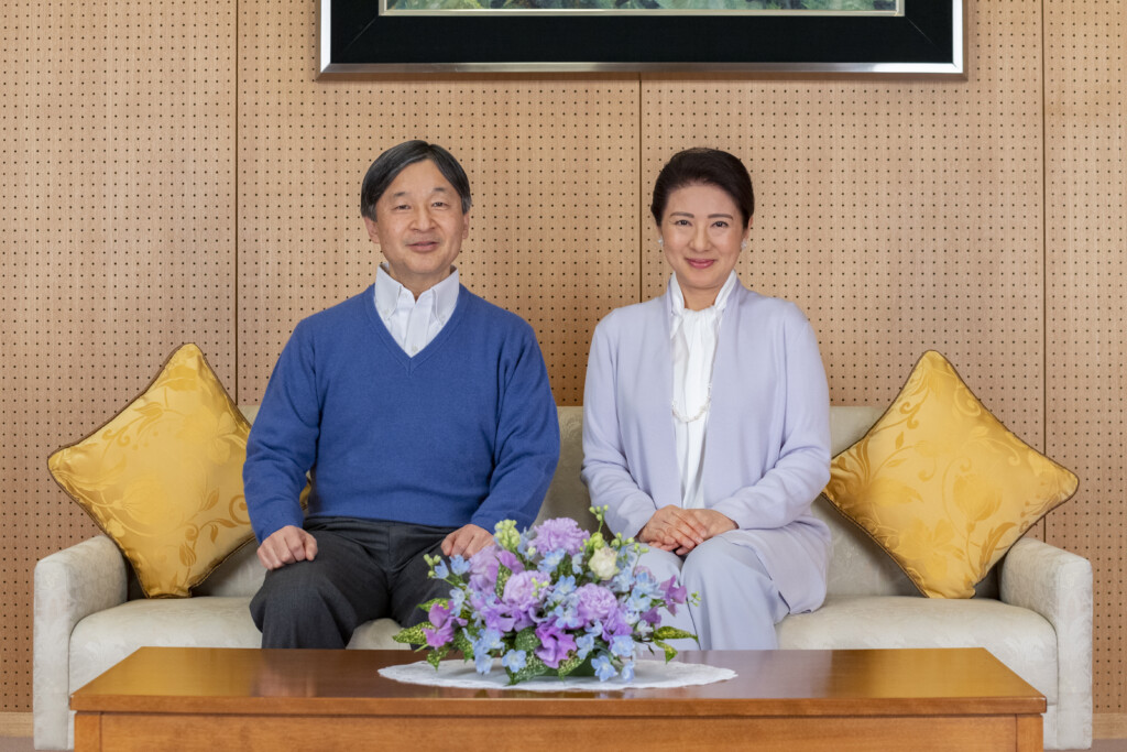 天皇皇后両陛下、⾚坂御所にて【写真提供：宮内庁】