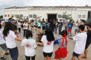 キャンプファイヤーで「マイムマイム」を踊る生徒たち