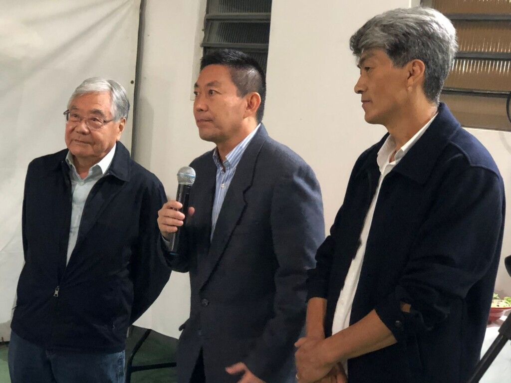 左から平崎会長、ヒロシ少将、ヨコヤマ会長