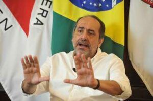 授業再開を延期すると発表したカリル・ベロ・オリゾンテ市長（Ramon Lisboa/EM/D.A. Press)