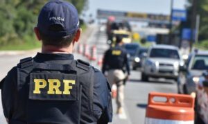 国道警備にあたっている連邦道路警察官（Policia Rodoviaria Federal）