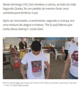 母親の傍らで父親を偲ぶ写真入りのシャツとメッセージを見せるダヴィ君（１７日付Ｇ１サイトの記事の一部