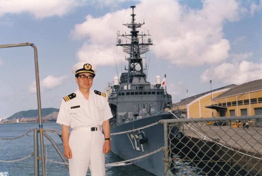 サントス港にて「かとり」艦上の筆者（練習艦広報班撮影）。１９９３年に海上自衛隊練習艦「かとり」に連絡士官２等海佐としてサントス港で勤務した