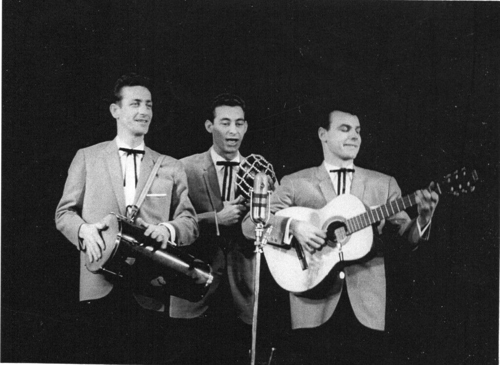 「１９６２年日本公演のトリオ・タンバタジャ」（提供はバンドリーダーのオデシオ・コドーニョ）。背広姿…