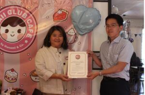 日本食材サポーター店認定書を受け取る勢禮（せれい）アナさん（左）とＪＥＴＲＯ西澤裕介所長（相川亜海撮影）