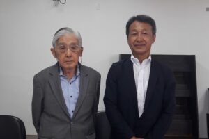 来社した山添名誉顧問と小野瀬専務理事