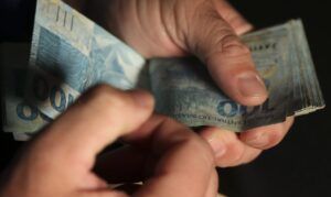 インフレ高進は通貨価値や購買力を下げる可能性がある（Jose Cruz/Agencia Brasil)