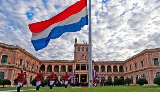 大統領府、Palacio de Lopez。普段であれば上の写真の様な立派な外観で、パラグアイを代表する名建築なのですが、1867年＝明治維新の前年に建てられた本体は老朽化が進んだために2020年11月から改修工事が始まり、現在は東半分が足場で覆われていて本来の美しい姿は見られません。