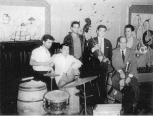 １９６１年サンパウロ・デキシーランダーズ練習場にて（左から２人目は筆者、５人目が右近さん、筆者提供）