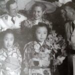 １９４７年１１月、国民花祭会場（Fiesta Nacional de la Flor）で、ペロン大統領夫妻に花束を贈呈したエスコバール日本人会の丸岡ネリさんと安斎アリシアさん。ブエノスアイレス州エスコバールは花の都として有名で日系花卉栽培者が築いた功績が認められている（Luisa Hayashi氏提供、在アルゼンチン日本人移民史戦後編９８ページ）