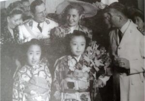 １９４７年１１月、国民花祭会場（Fiesta Nacional de la Flor）で、ペロン大統領夫妻に花束を贈呈したエスコバール日本人会の丸岡ネリさんと安斎アリシアさん。ブエノスアイレス州エスコバールは花の都として有名で日系花卉栽培者が築いた功績が認められている（Luisa Hayashi氏提供、在アルゼンチン日本人移民史戦後編<ＦＡＮＡ発行>９８ページ）