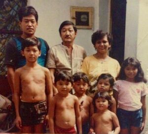 ６歳頃のシロミルさん（前列左から２番目）とケンさん（後列左）