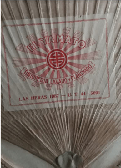 ブエノスアイレス市 Las Heras 1987に位置したエル・大和は店名入りの団扇を顧客に配った。思い出に数本はまだうちにあります、と故オラシヲ・タロウ氏夫人のステラ・セノ・ディアス氏
