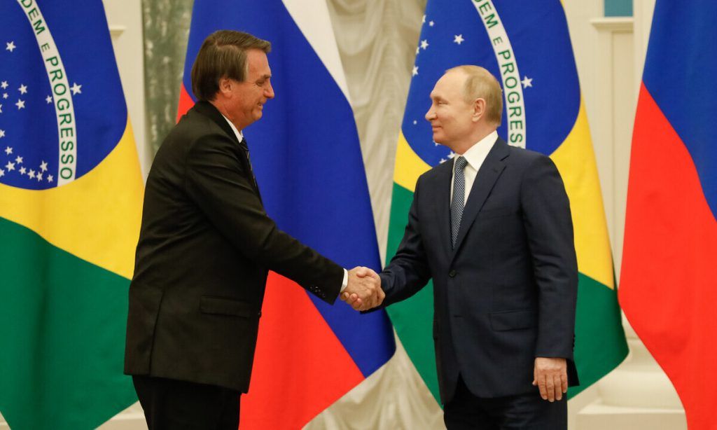 ボルソナロ大統領とプーチン大統領が笑顔で握手する様子（Foto: Alan Santos/PR）