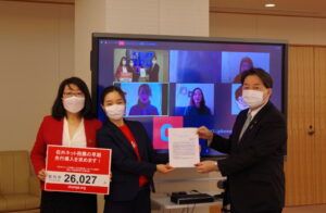 発起人３人に代わり林外務大臣に署名を手渡すChange.orgスタッフ（Change.org Japan提供）