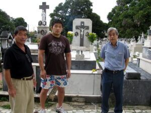 日本の格闘家も訪問する前田氏の墓。町田嘉三八段、石井慧（柔道金メダリスト）堤剛太（左から）