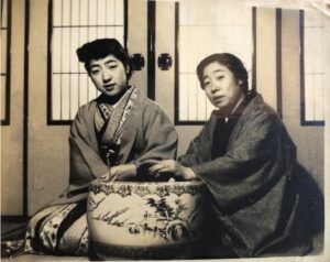 １９４０年頃、日本の女性も着物姿の機会が多かった。母と娘が火鉢で寄り添う様子（小島博美氏提供）。新参花嫁移住者と先輩もこんな感じだったろうか