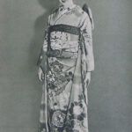 当時の熊本では女性は着物姿が当たり前。移住してから洋服を着るのが普通だった。振袖に身を包んだ女性（参考写真、１９３６年頃、不明な作者　パブリックドメイン, via Wikimedia Commons）