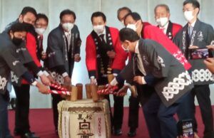 鏡割りを行う岩本レアンドロ新会頭(中央)