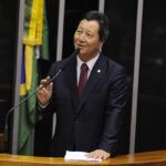 連邦下院議会で演説する西森ルイス下議（Foto: Luis Macedo/ Câmara dos Deputados）