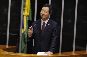 連邦下院議会で演説する西森ルイス下議（Foto: Luis Macedo/ Câmara dos Deputados）