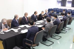 サンタクルス日本病院理事会・評議会役員たちとの意見交換の様子