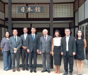 文協関係者らと日本館で記念撮影する林大使（左から４番目）
