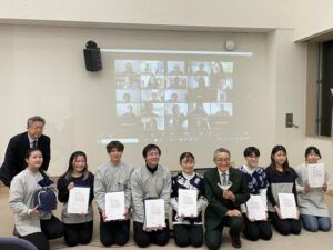 発表後、学生たちへインターシップ修了証が手渡された（静岡文化芸術大学提供）