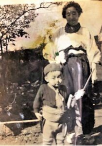 １９４０年代、日本の親子による子育ての様子（小島博美氏提供）