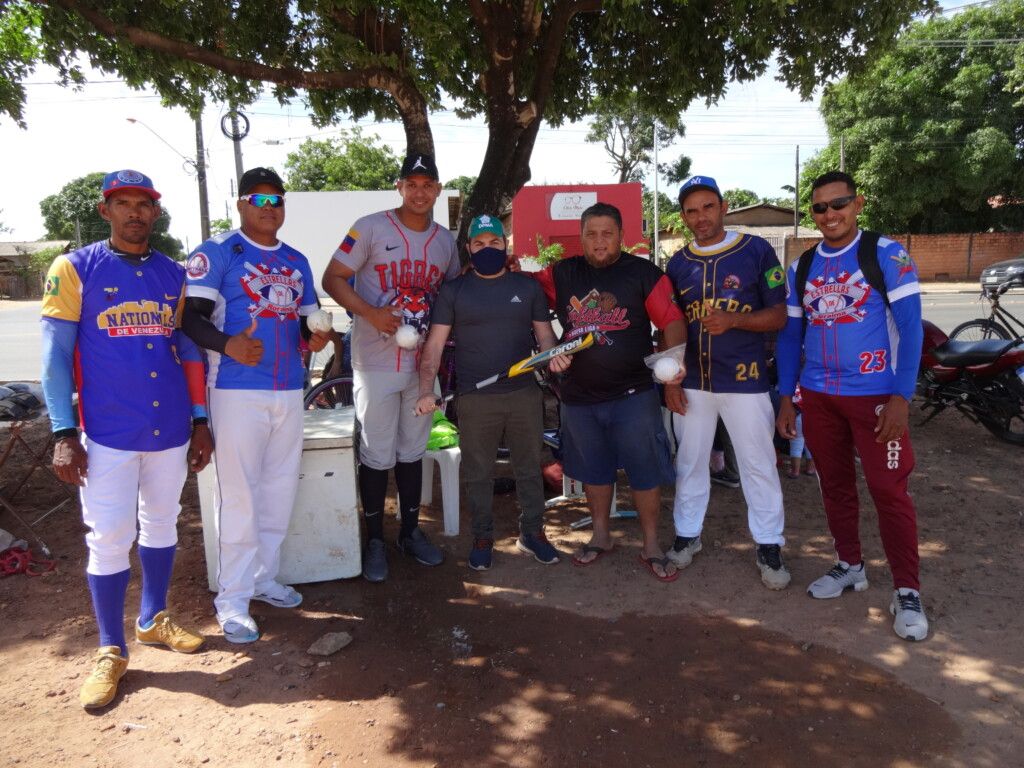 ジャロールさん（中央）とベネズエラ難民の野球チームの人々