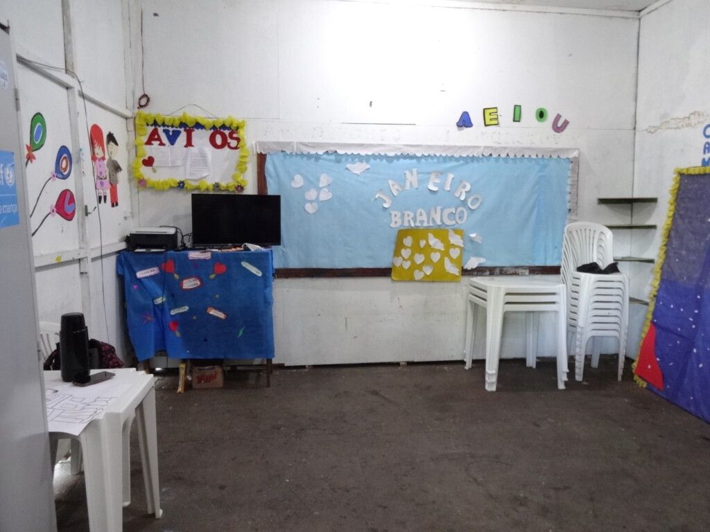 難民シェルターの子供の教育部屋