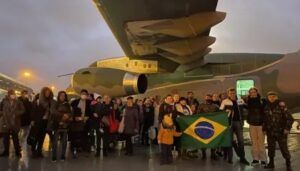 ワルシャワから乗り込んだ人々（Divulgação/Ministério das Relações Exteriores）