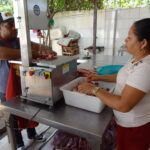 ボアビスタ市ノッサ・セニョーラ・ダ・コンソラソン教会ではベネズエラ難民への食事支援として毎日１２００食が提供されている。提供される料理は職業訓練の一環としてベネズエラ難民自身が調理している