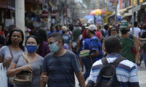 コロナ前と変わらないほど人が増えた街中（Tomaz Silva/Agencia Brasil）