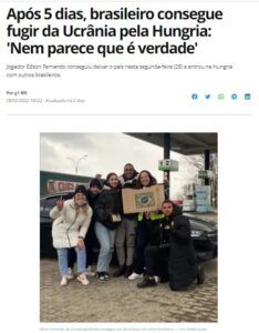 ５日間かけてウクライナを脱出したサッカー選手のエジソン・フェルナンド（右端）ら（２月２８日付Ｇ１サイトの記事の一部）