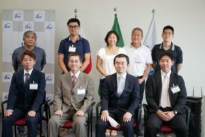 小﨑さん、江口所長、嶋脇さん、米田さん（前列左から）と派遣先団体の皆さん