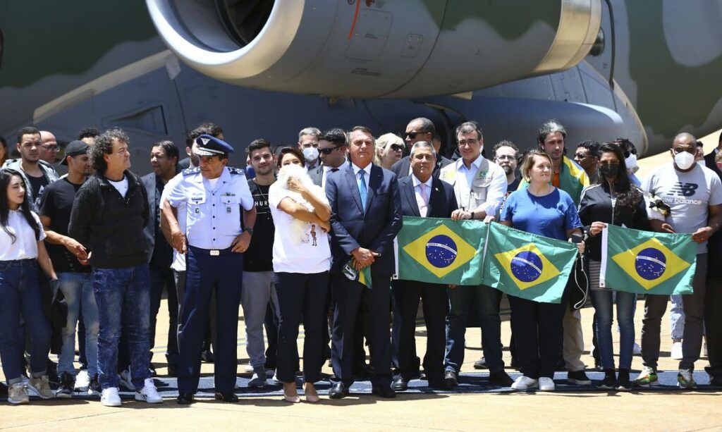 空軍基地に降り立った帰還者を出迎えた大統領達（Marcelo Camargo/Agencia Brasil)