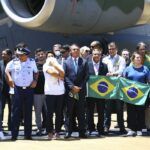 空軍基地に降り立った帰還者を出迎えた大統領達（Marcelo Camargo/Agencia Brasil)