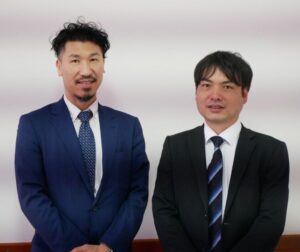 宍戸領事と中野副領事（左から）