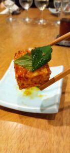 オリベイラシェフのオリジナル料理「DADINHOS DE TAPIOCA」(ハッシュドポテトのタピオカ版)