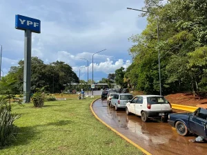 給油のためにアルゼンチンに向かう車の列（Roberto Wolfart/RPC Foz do Iguaçu）
