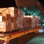 ＫＣ―３９０型機に積み込まれる人道支援物資（FAB/Divulgacao)