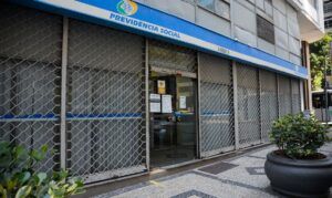 スト決行中との紙が張られたＩＮＳＳの支店（Tomaz Silva/Agencia Brasil)