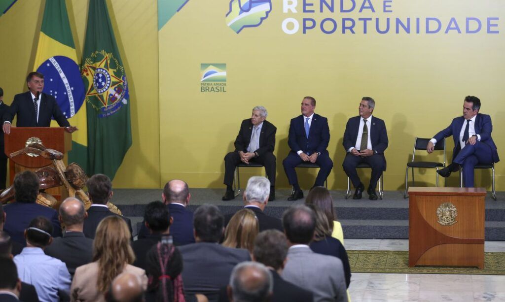 遠隔勤務などに関する暫定令について語るボルソナロ大統領（Jose Cruz/Agencia Brasil)