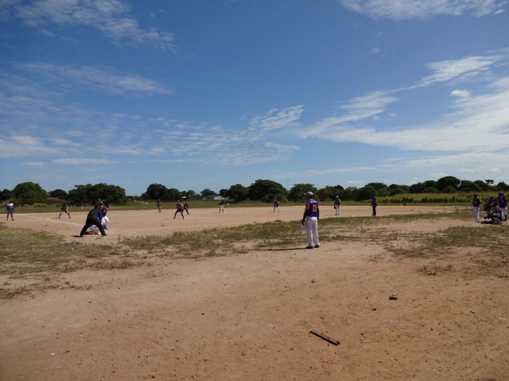 ベネズエラ難民がボアビスタ市内で行っている野球の練習試合