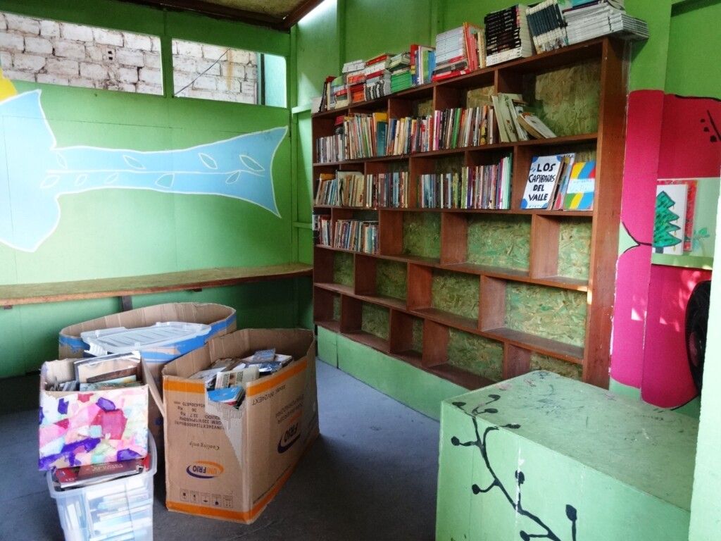 難民シェルターの図書室