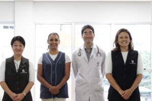 小松明人エルネスト医師（右から２人目）と援協スタッフの皆さん（援協提供）