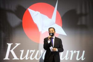 あいさつするジルベルト代表