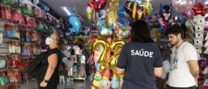 個人経営の店で買い物をする人々（Tania Rogo/Agencia Brasil)