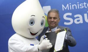 緊急事態解除に関する省令発表式典で（Antonio Cruz/Agencia Brasil)